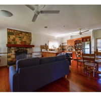 Lakefront holiday villa - Lightning Ridge Tourism