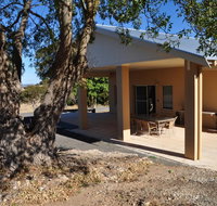 Lambert Estate Retreat - Lightning Ridge Tourism