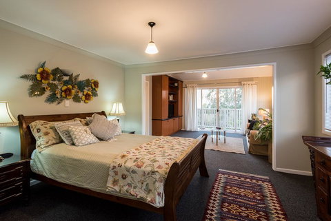 Land Of Lost Treasure - Lightning Ridge Tourism 0