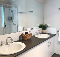 Luxury 4BR Home with KING Bed Lakes Entrance - Lightning Ridge Tourism