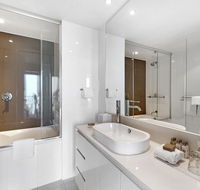 Luxury Hotel with Ocean View in Surfers Paradise - Lightning Ridge Tourism