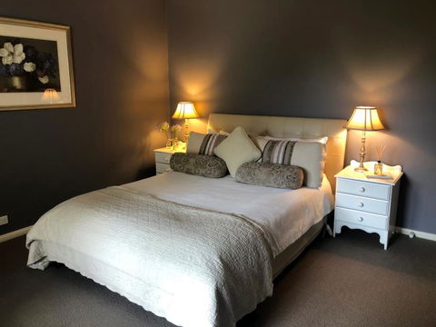 Luxury Room 15mins From Wagga's CBD - Lightning Ridge Tourism 0