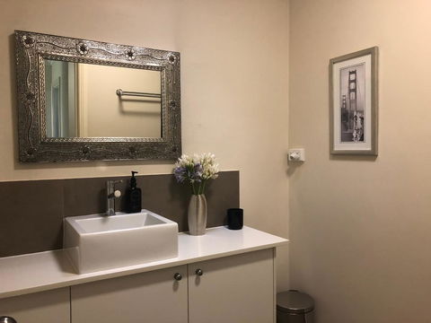Luxury Room 15mins From Wagga's CBD - Lightning Ridge Tourism 1