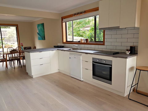 Lytton At Lonnie - Lightning Ridge Tourism 0