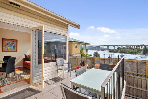 Manfield City Waterfront View Cottage - Lightning Ridge Tourism 1