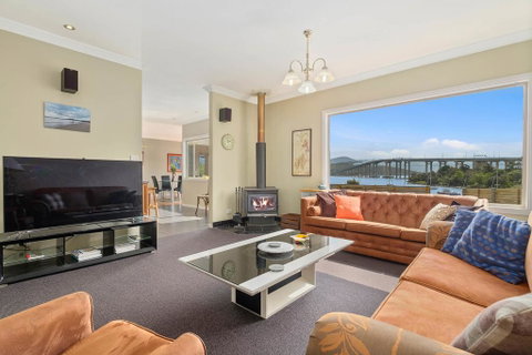 Manfield City Waterfront View Cottage - Lightning Ridge Tourism 0