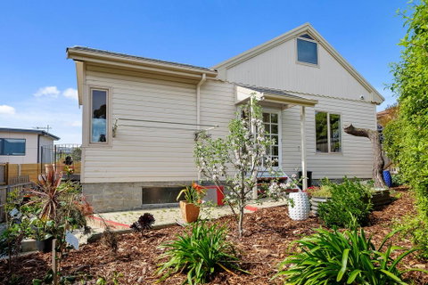 Manfield City Waterfront View Cottage - Lightning Ridge Tourism 2