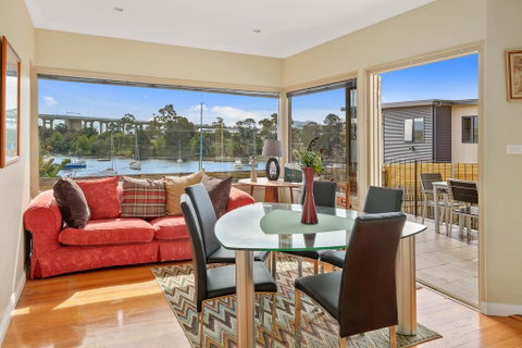 Manfield City Waterfront View Cottage - Lightning Ridge Tourism 3