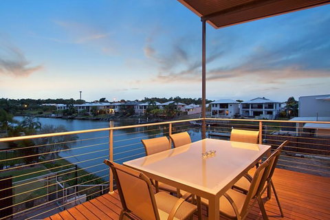 Marina Views Townhouse - Lightning Ridge Tourism 1