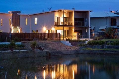 Marina Views Townhouse - Lightning Ridge Tourism 2
