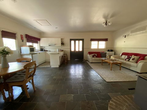 McCaffrey's Estate - Lightning Ridge Tourism 1
