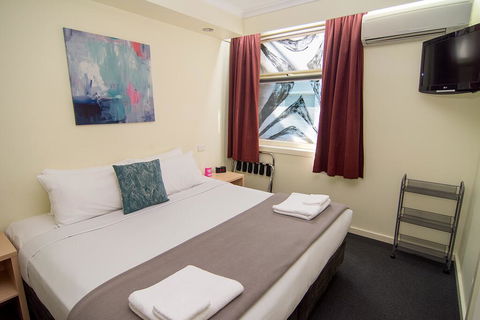 Miami Hotel Melbourne - Lightning Ridge Tourism 1