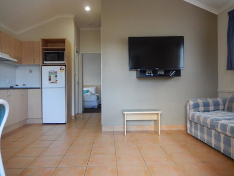 Middle Rock Holiday Resort - Lightning Ridge Tourism 2