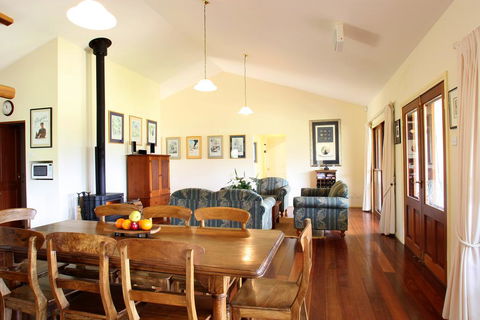 Midnights Promise Estate - Lightning Ridge Tourism 2