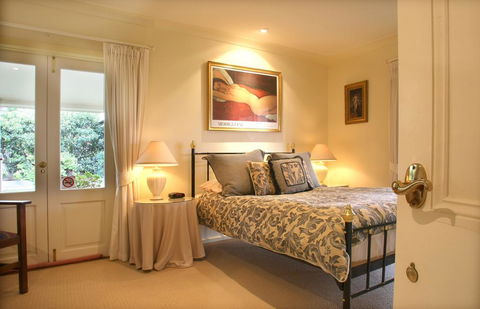 Midnights Promise Estate - Lightning Ridge Tourism 3