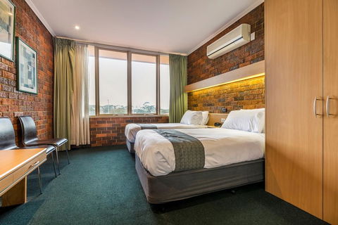 Millers Inn - Lightning Ridge Tourism 3