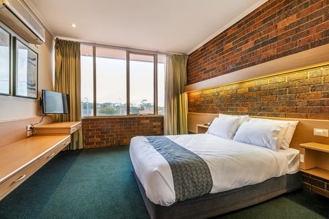 Millers Inn - Lightning Ridge Tourism 2