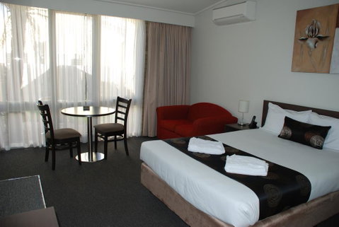 Mitchell On Main - Lightning Ridge Tourism 1