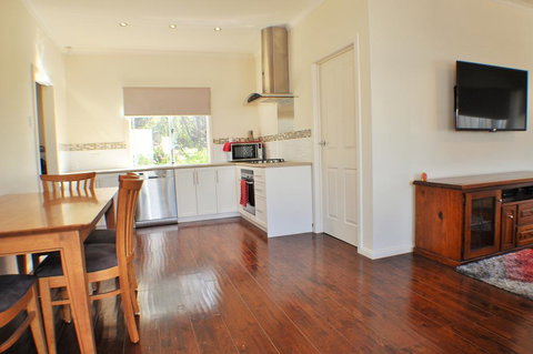 MODERN & LUXURIOUS WITH SPA BATH! - Lightning Ridge Tourism 1