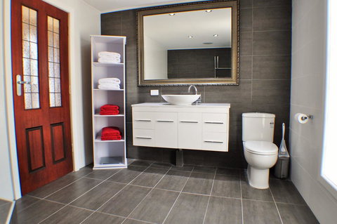 MODERN & LUXURIOUS WITH SPA BATH! - Lightning Ridge Tourism 3