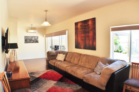 MODERN & LUXURIOUS WITH SPA BATH! - Lightning Ridge Tourism 2