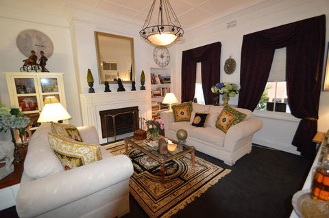 Montrose House - Lightning Ridge Tourism 1
