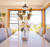 Moonah House-10 mins to CBD  MONA 4BR 2 BATH great view park 3 cars sleep 11 king bed en-suite - Lightning Ridge Tourism