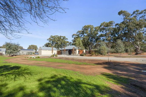 Moss's Place - Lightning Ridge Tourism 1