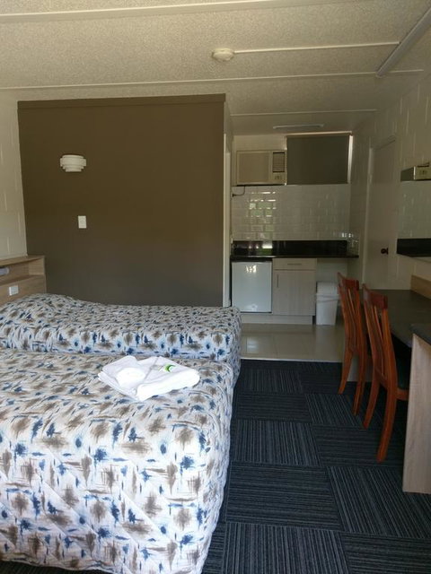 Motel Monaco - Lightning Ridge Tourism 3