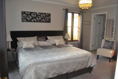 Mulberry Cottage Unique B&B Accommodation - Lightning Ridge Tourism 0