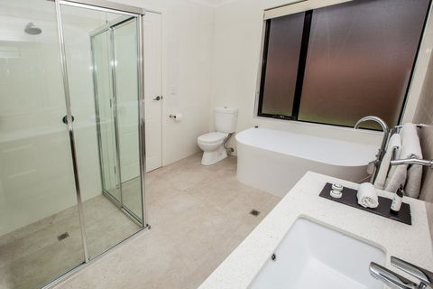 Neagles Retreat Villas - Lightning Ridge Tourism 2