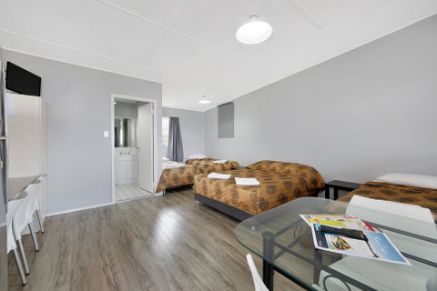 Ned Kelly's Motel - Lightning Ridge Tourism 3
