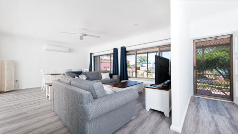 Nelson Bay Getaway 59 - Lightning Ridge Tourism 0