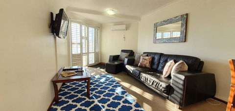Scarborough Beach Front Resort - Shell Ten - Lightning Ridge Tourism 5
