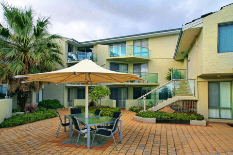 Scarborough Beach Front Resort - Shell Ten - Lightning Ridge Tourism 0