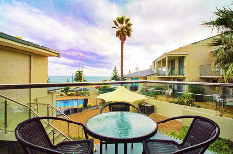 Scarborough Beach Front Resort - Shell Ten - Lightning Ridge Tourism 11