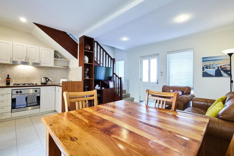 Fremantle Townhouse U/5 - Lightning Ridge Tourism 2