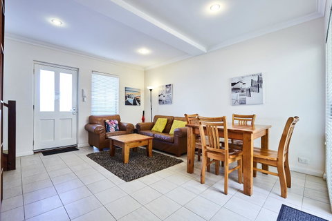Fremantle Townhouse U/5 - Lightning Ridge Tourism 4