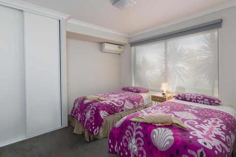 Rainbow Dream House - Lightning Ridge Tourism 14