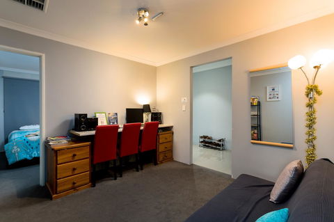 Rainbow Dream House - Lightning Ridge Tourism 10