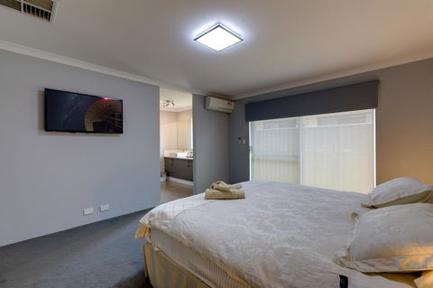 Rainbow Dream House - Lightning Ridge Tourism 7