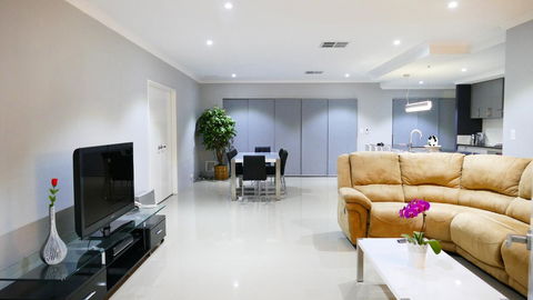 Rainbow Dream House - Lightning Ridge Tourism 9