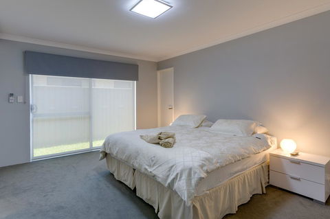 Rainbow Dream House - Lightning Ridge Tourism 6