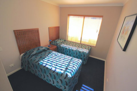 Bunbury Motel And Apartments - Lightning Ridge Tourism 14