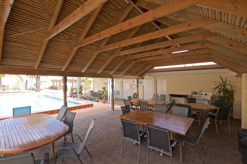 Bunbury Motel And Apartments - Lightning Ridge Tourism 8