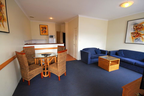 Bunbury Motel And Apartments - Lightning Ridge Tourism 5