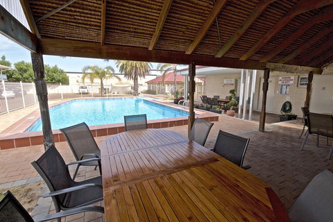 Bunbury Motel And Apartments - Lightning Ridge Tourism 4