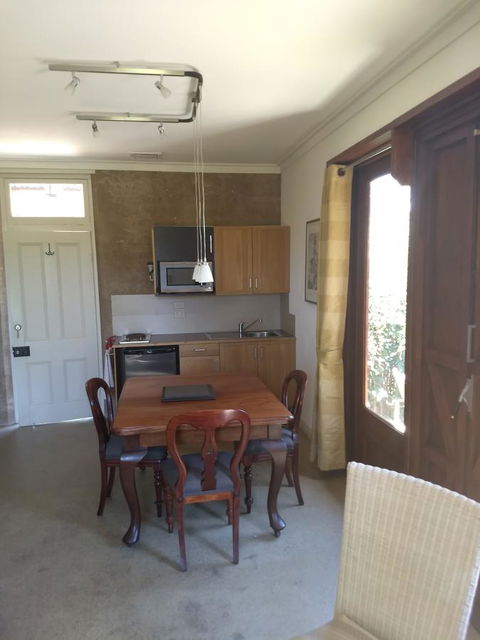 Hotham Ridge Estate - Lightning Ridge Tourism 12