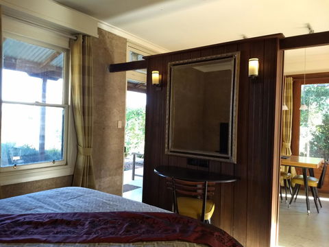Hotham Ridge Estate - Lightning Ridge Tourism 23