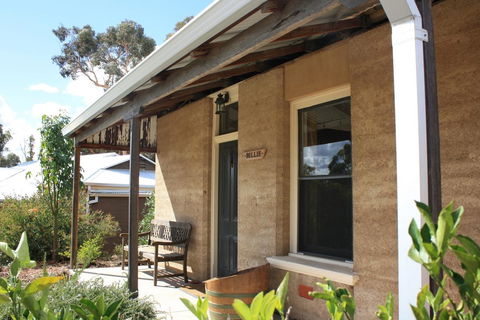 Hotham Ridge Estate - Lightning Ridge Tourism 0